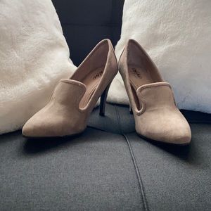 Beautiful beige 3 1/2 inch heel loafer pumps.